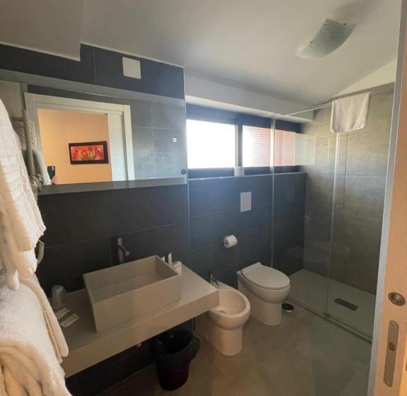 חדר סטנדרט לשלושה, Sant Elia