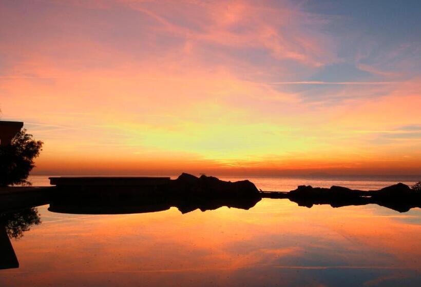 اتاق استاندارد چهارنفره با چشمانداز جانبی دریا, Villa Margherita