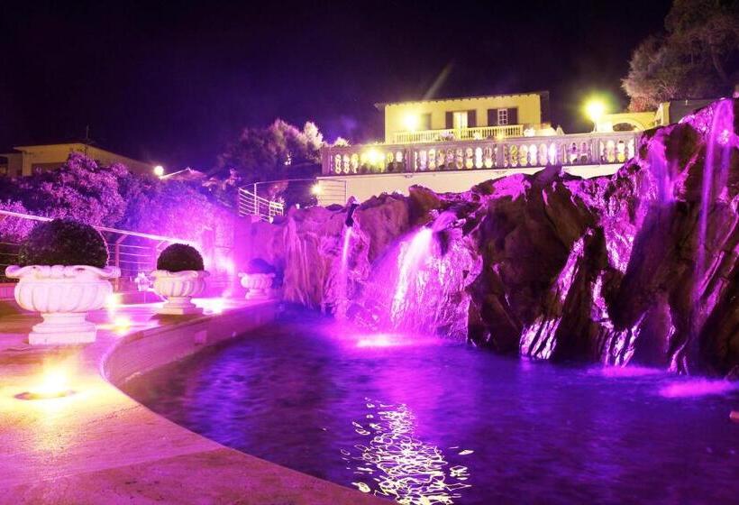 اتاق استاندارد چهارنفره با چشمانداز جانبی دریا, Villa Margherita