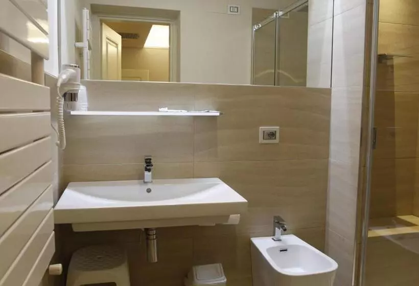 اتاق استاندارد سه نفره با چشم‌انداز کنار دریا, Villa Margherita