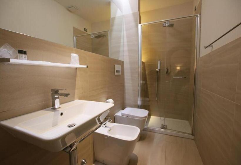 اتاق استاندارد چهارنفره با چشمانداز جانبی دریا, Villa Margherita