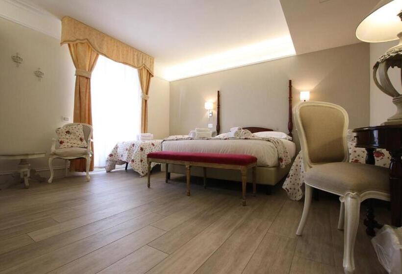 اتاق استاندارد چهارنفره با چشمانداز جانبی دریا, Villa Margherita