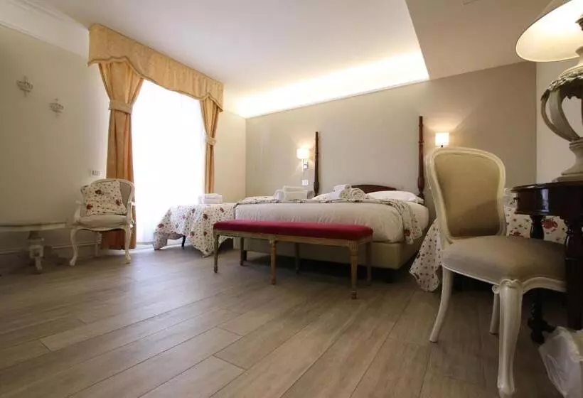 اتاق استاندارد چهارنفره با چشم‌انداز جانبی دریا, Villa Margherita