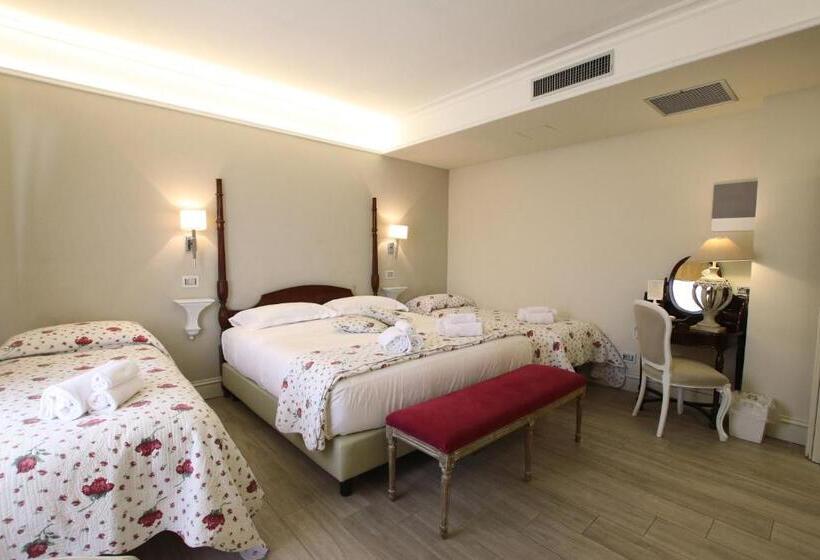اتاق استاندارد چهارنفره با چشم‌انداز جانبی دریا, Villa Margherita