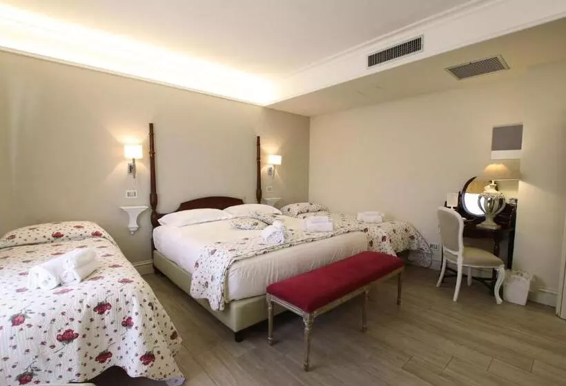 اتاق استاندارد چهارنفره با چشم‌انداز جانبی دریا, Villa Margherita