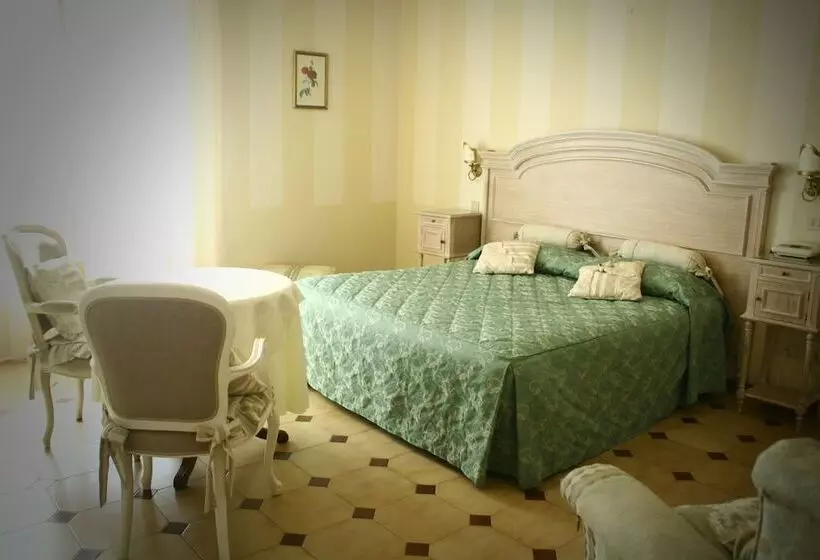 اتاق کلاسیک سه تخته, Villa Margherita