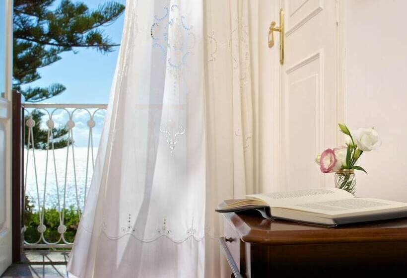 غرفة كلاسيكية مطلّة علي البحر, Romantic Hotel & Restaurant Villa Cheta Elite