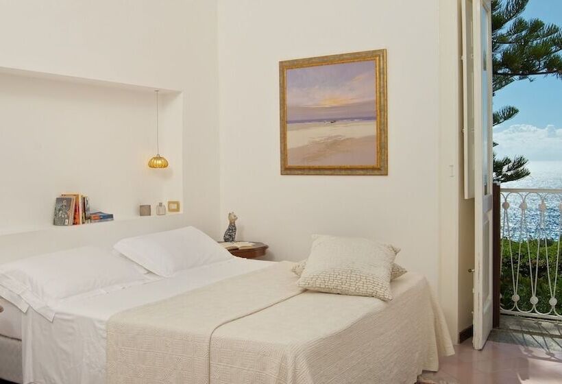 غرفة كلاسيكية مطلّة علي البحر, Romantic Hotel & Restaurant Villa Cheta Elite