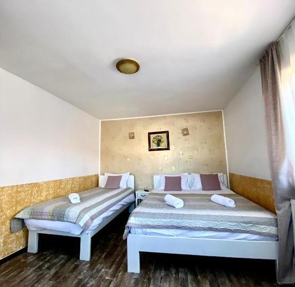 اتاق استاندارد سه نفره, Restaurant Pensiunea Carmen