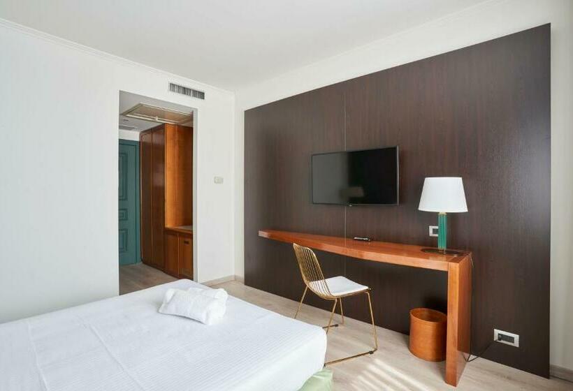 스탠다드 룸, Cyrano