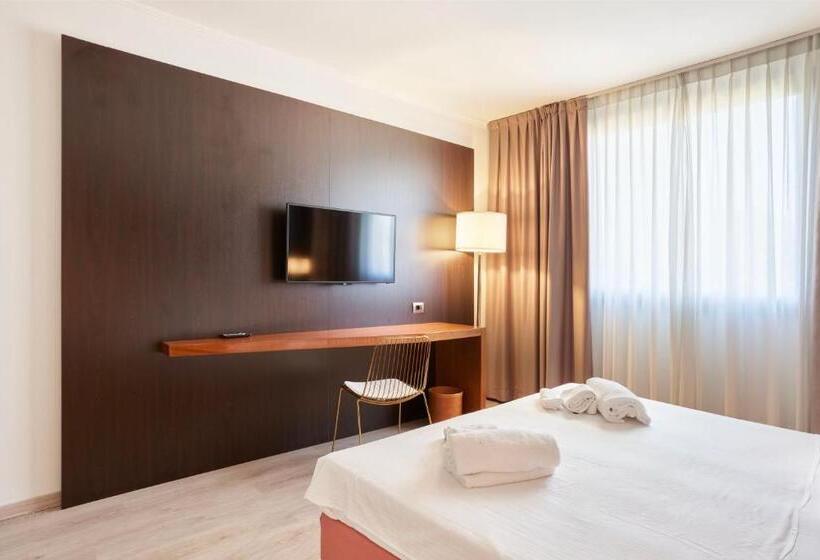 Quarto Triplo Estandar, Cyrano