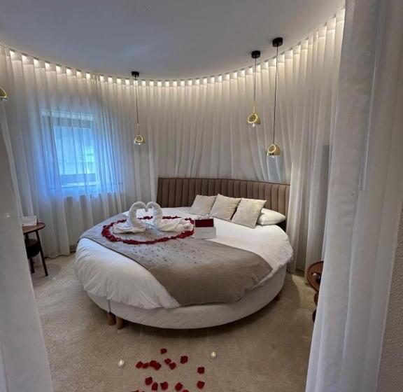 스위트, Les Dependances De Chapeau Cornu