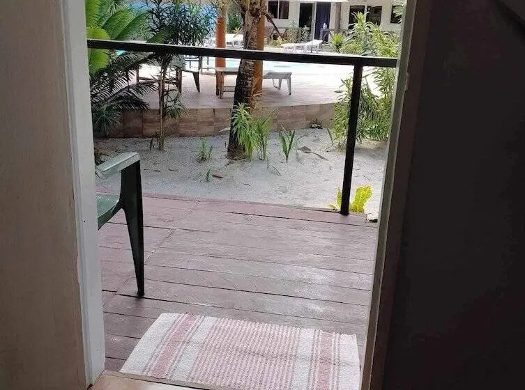 スーペリアールーム, The Sharks Tail Dive Resort