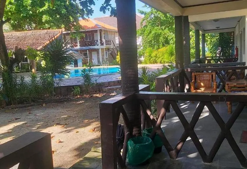 スーペリアーバンガロー, The Sharks Tail Dive Resort