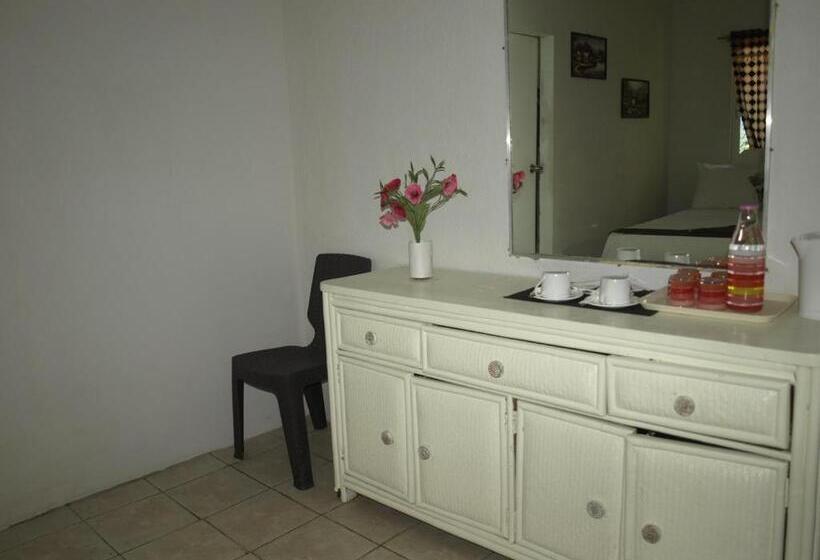 اتاق لوکس چهار تخته, The Sharks Tail Dive Resort