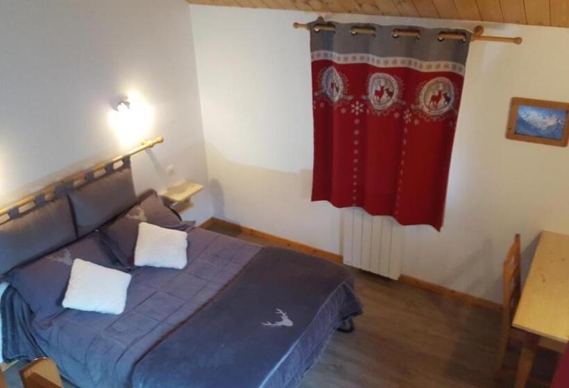 اتاق خانوادگی با چشم‌انداز کوه, Auberge Du Clot