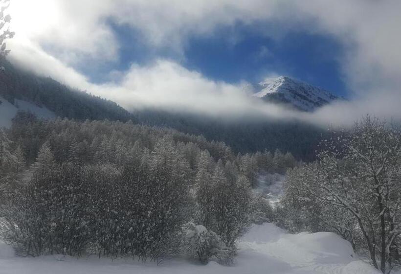 家庭山景房, Auberge Du Clot