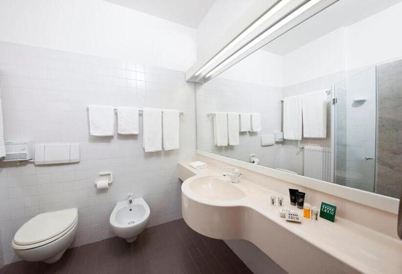 חדר סטנדרט לשלושה, Ai Gelsi