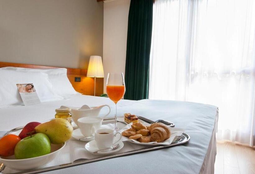 חדר סטנדרט לשלושה, Ai Gelsi