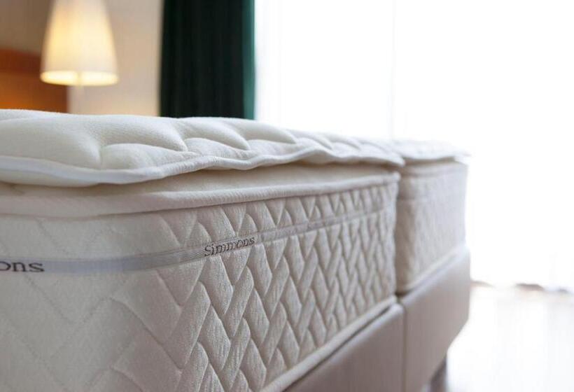 חדר סטנדרט לשלושה, Ai Gelsi