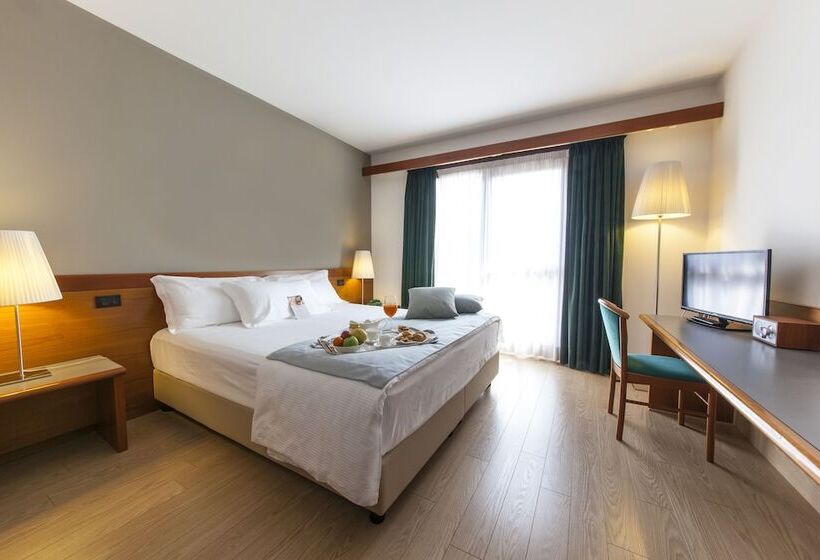 חדר סטנדרט לשלושה, Ai Gelsi