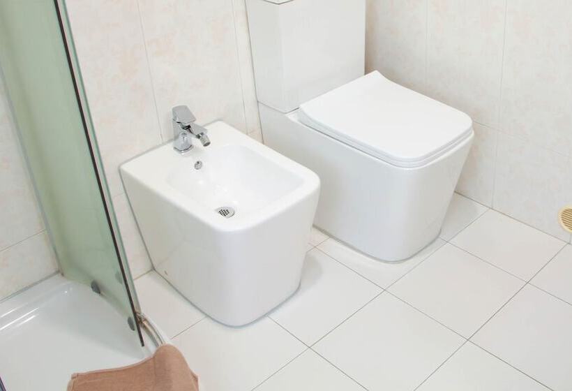 デラックスルーム, Antwo