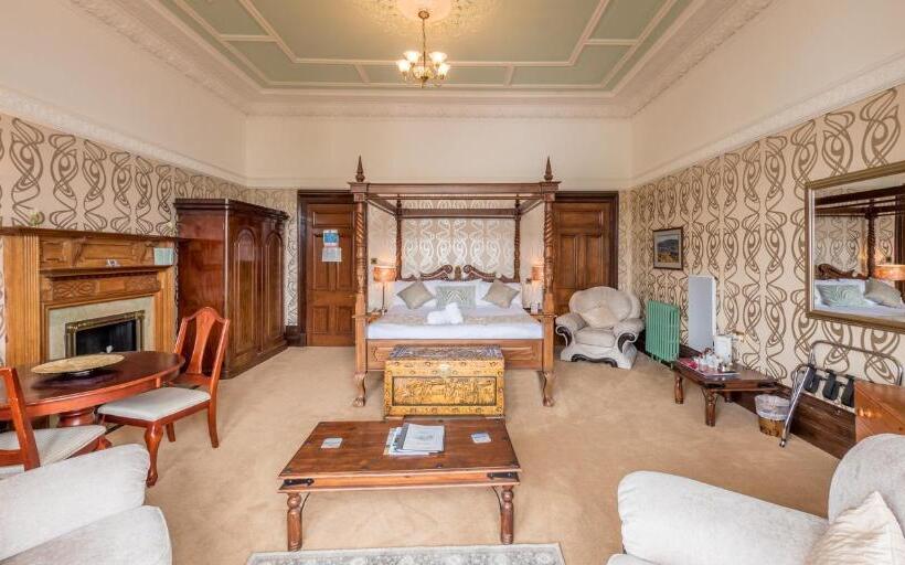 جناح جونيور, Craigard House