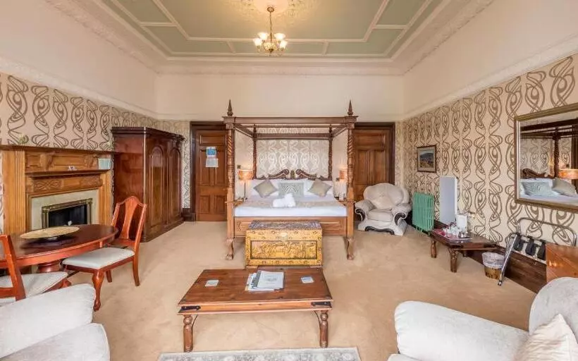 سوییت جونیور, Craigard House