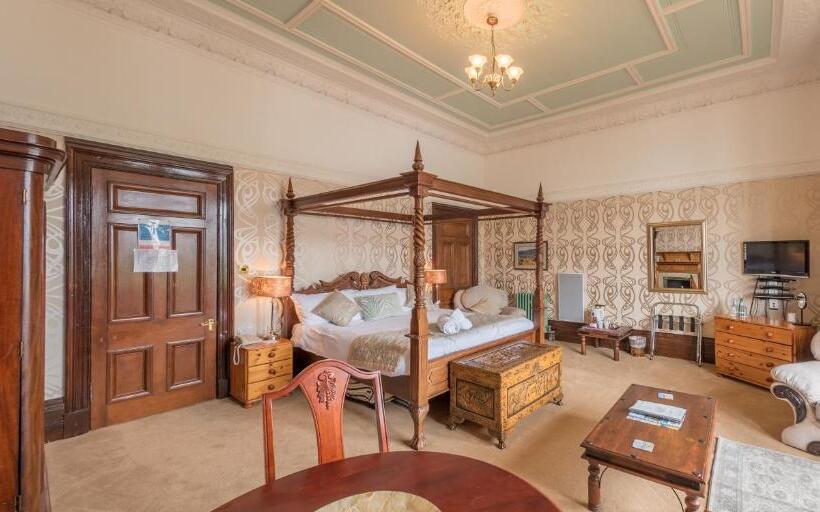 سوییت جونیور, Craigard House