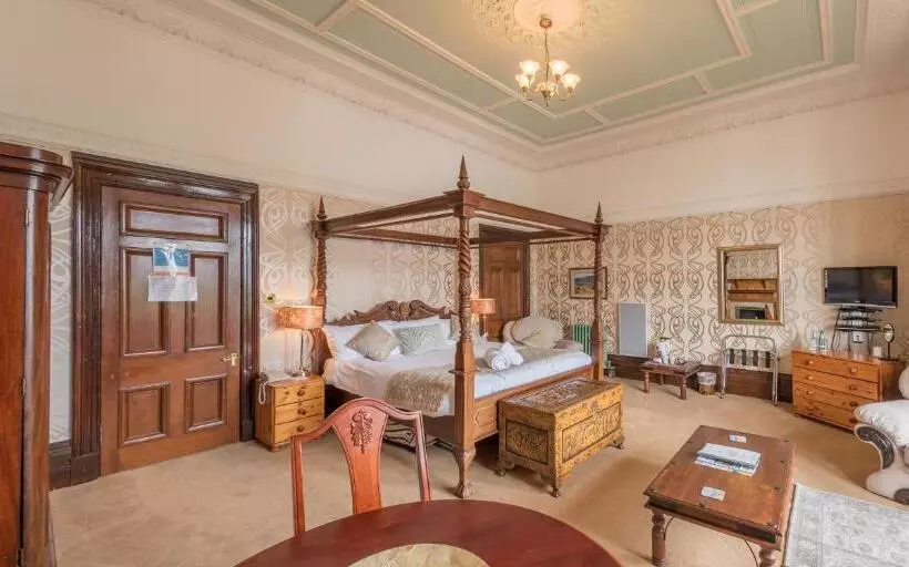 سوییت جونیور, Craigard House