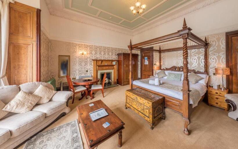 جناح جونيور, Craigard House