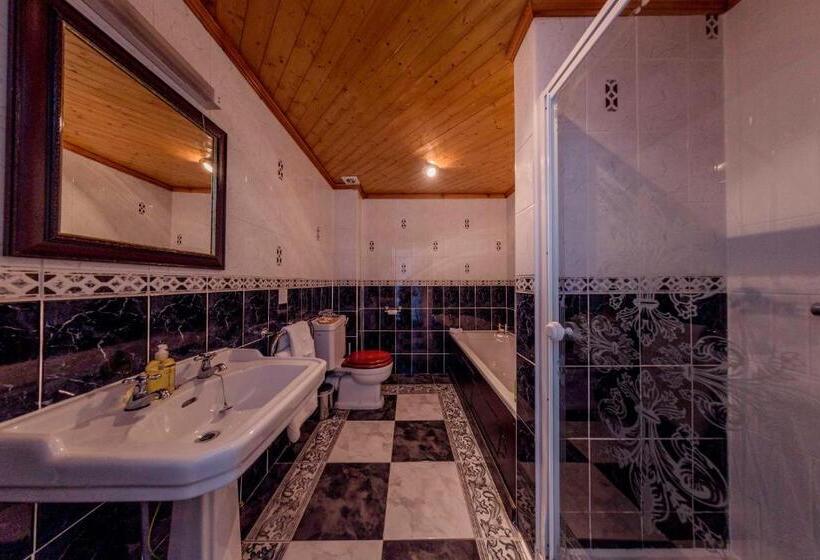 غرفة عائلية, Craigard House