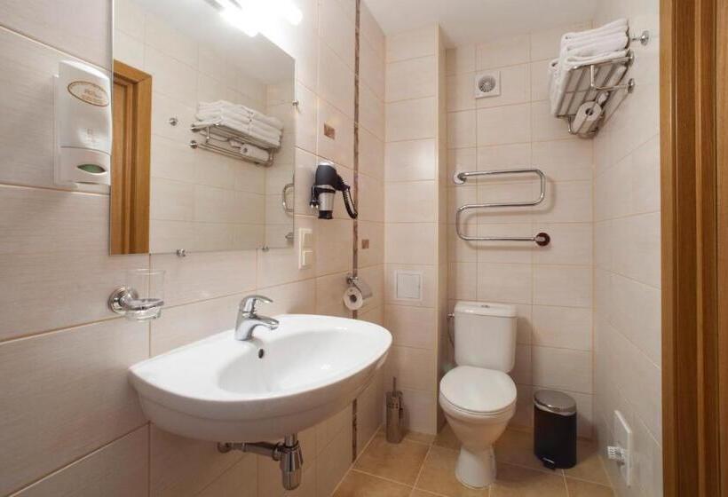 اتاق استاندارد سه نفره, Dzintars