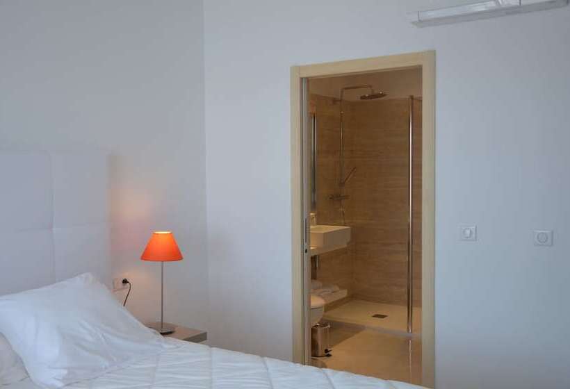 اتاق سوپریور با چشمانداز استخر, Les Roches Blanches