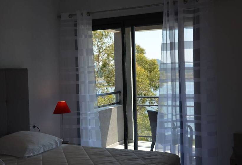 اتاق سوپریور با چشمانداز استخر, Les Roches Blanches