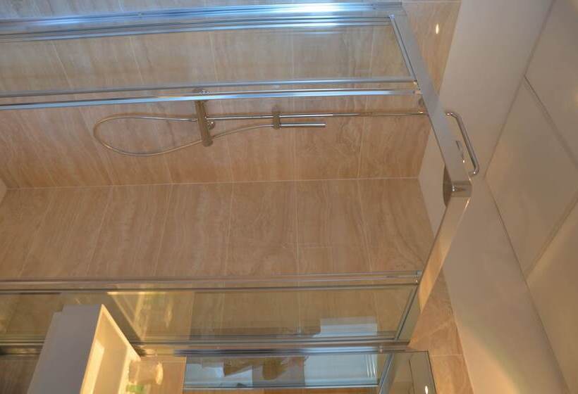 اتاق سوپریور با چشمانداز استخر, Les Roches Blanches