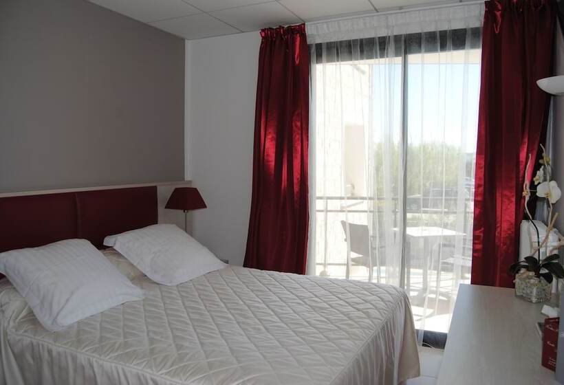 اتاق استاندارد با چشمانداز استخر, Les Roches Blanches