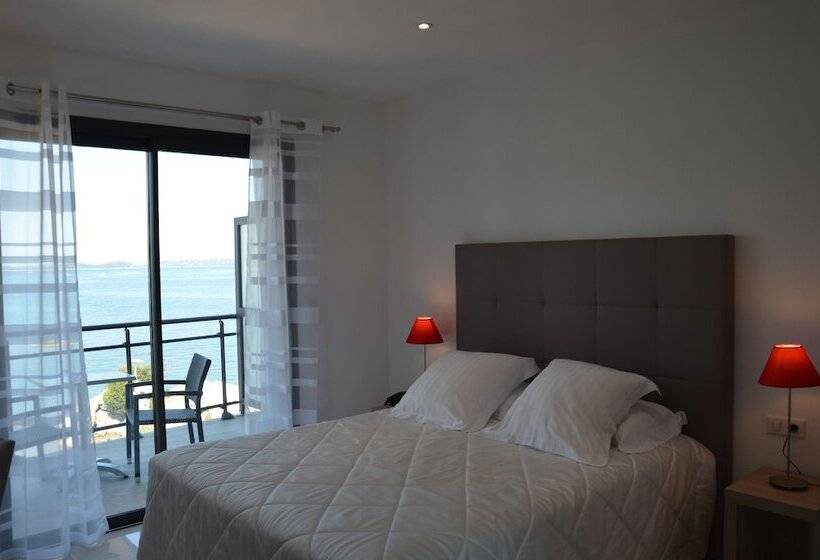 اتاق استاندارد چهار تخته با چشمانداز دریا, Les Roches Blanches