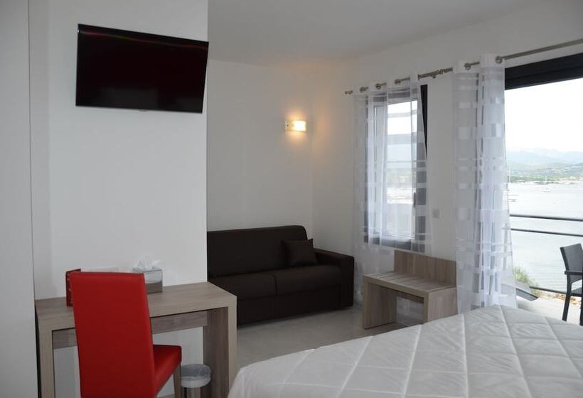 اتاق استاندارد چهار تخته با چشمانداز دریا, Les Roches Blanches