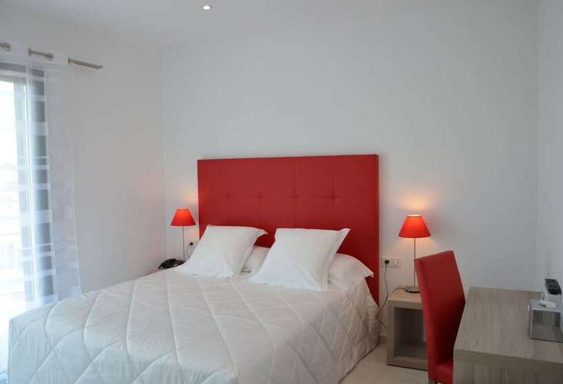 اتاق استاندارد با چشمانداز استخر, Les Roches Blanches