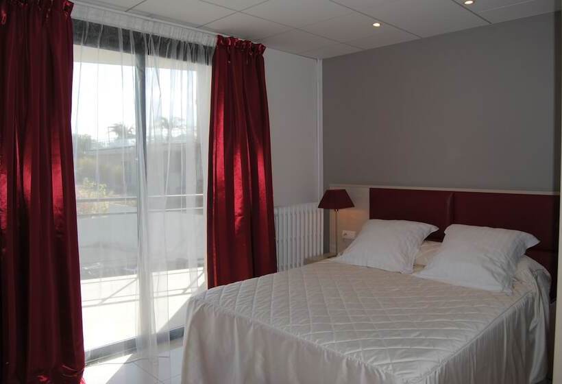 اتاق استاندارد با چشمانداز استخر, Les Roches Blanches