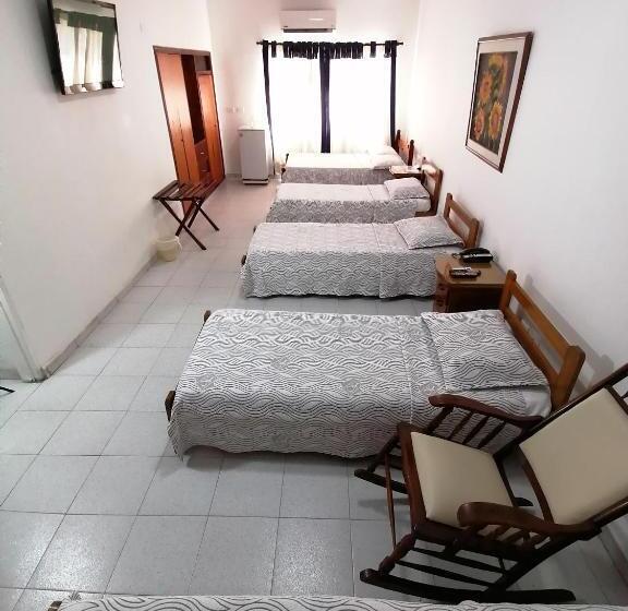 غرفة عائلية, Veleros Cartagena