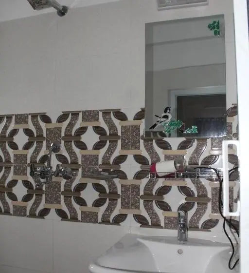 اتاق لوکس با تخت بزرگ, Yatri
