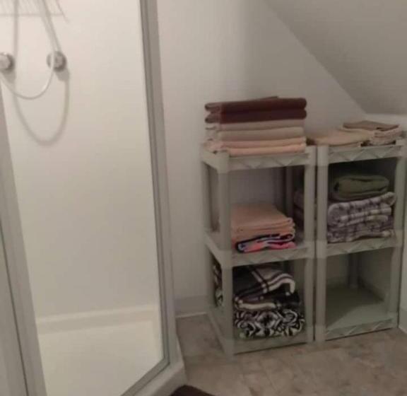 标准工作室, Quiet Upstairs Studio Close To Town 420 Friendly