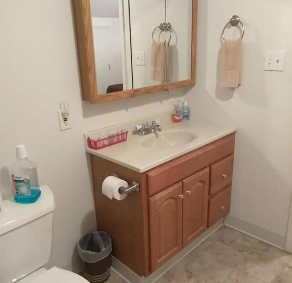 标准工作室, Quiet Upstairs Studio Close To Town 420 Friendly