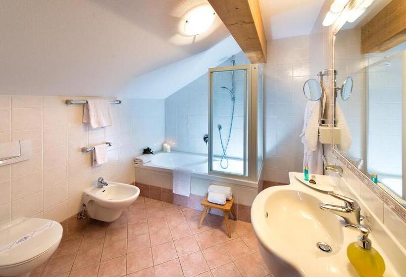 جناح جونيور, Alpenrose