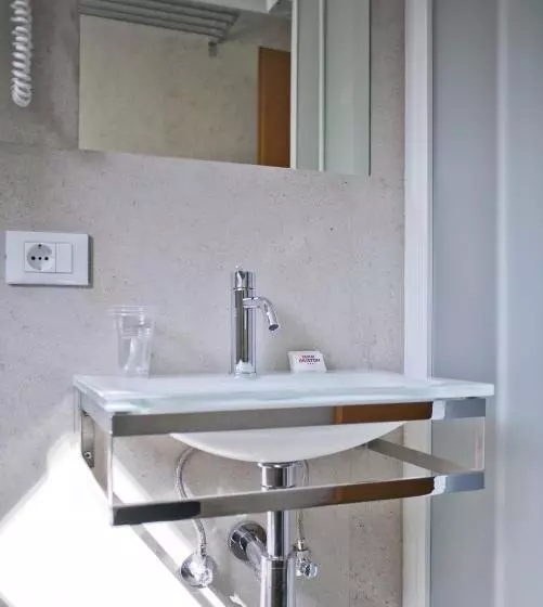 اتاق استاندارد یک نفره, Ariston