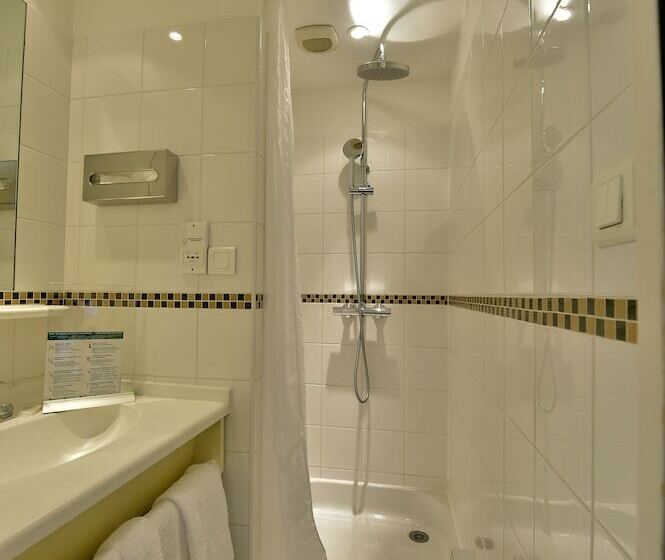 اتاق استاندارد سه نفره, Auberge De La Commanderie