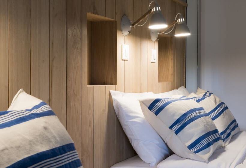 اتاق استاندارد چهار تخته, Auberge De La Commanderie