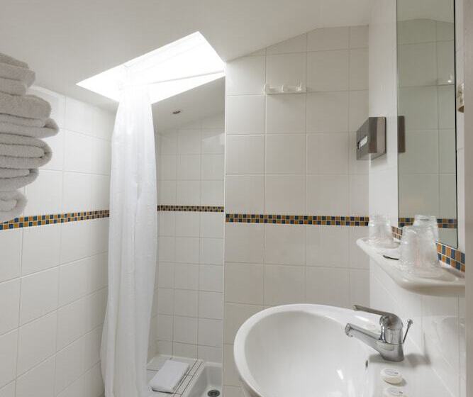 اتاق استاندارد چهار تخته, Auberge De La Commanderie